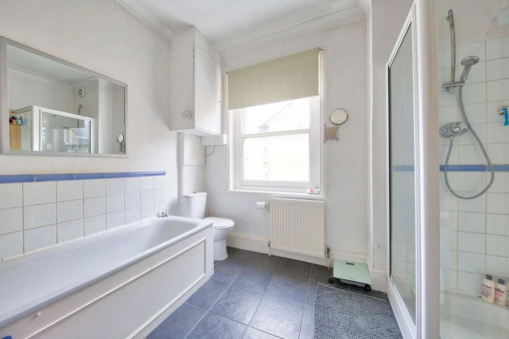 Flat Broomhill Road in Greater London