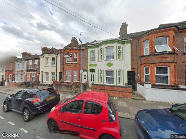 Flat Lyndhurst Road in Luton