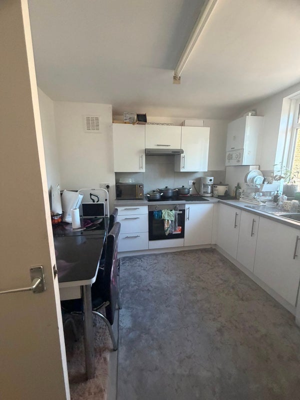 Room Cann Hall Road in Greater London