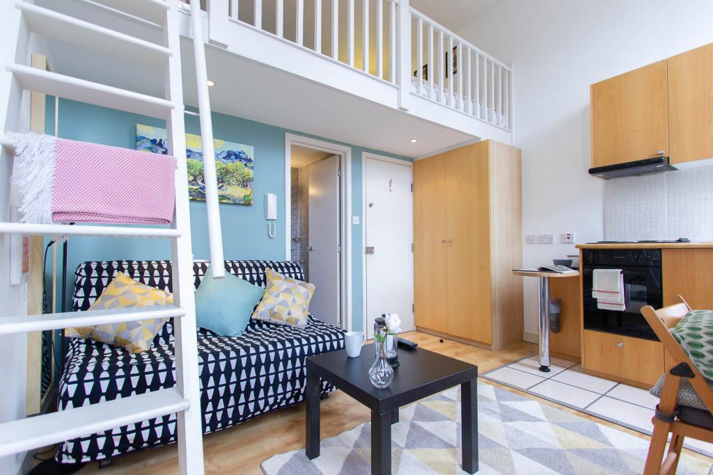 Room Penywern Road in Greater London