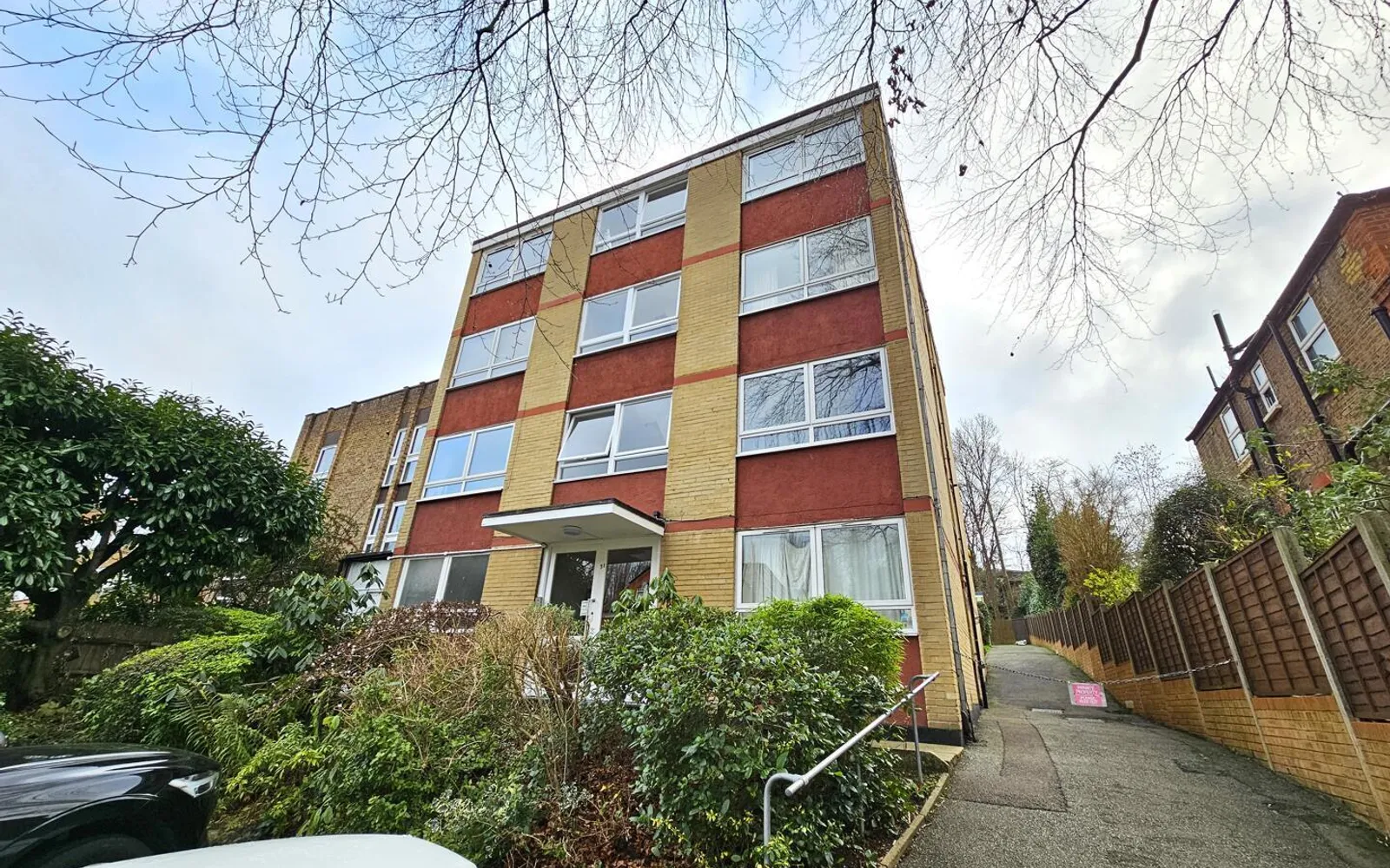Flat Avenue Road in Greater London