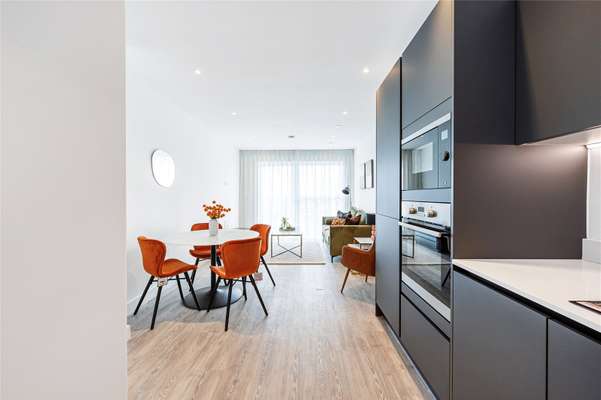 Flat Chiswick High Road in Greater London