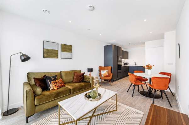 Flat Chiswick High Road in Greater London