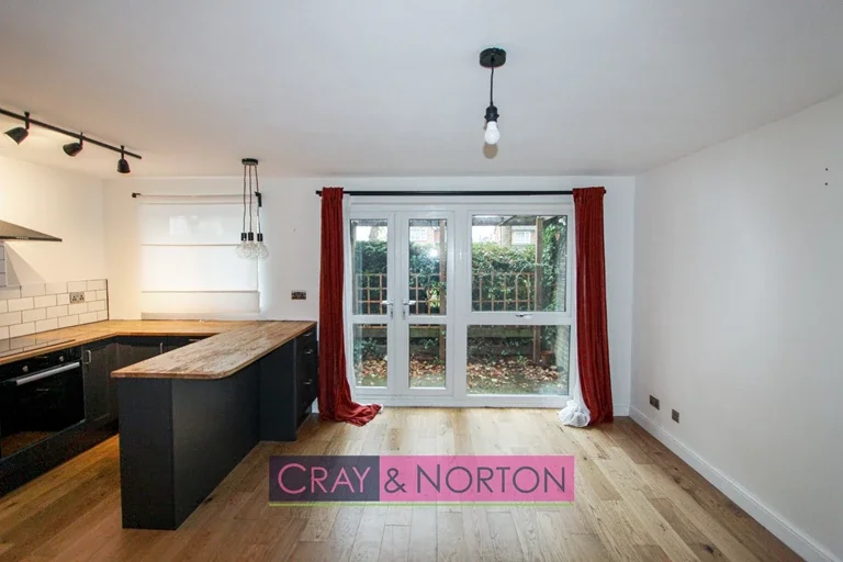 Flat Tidenham Gardens in London