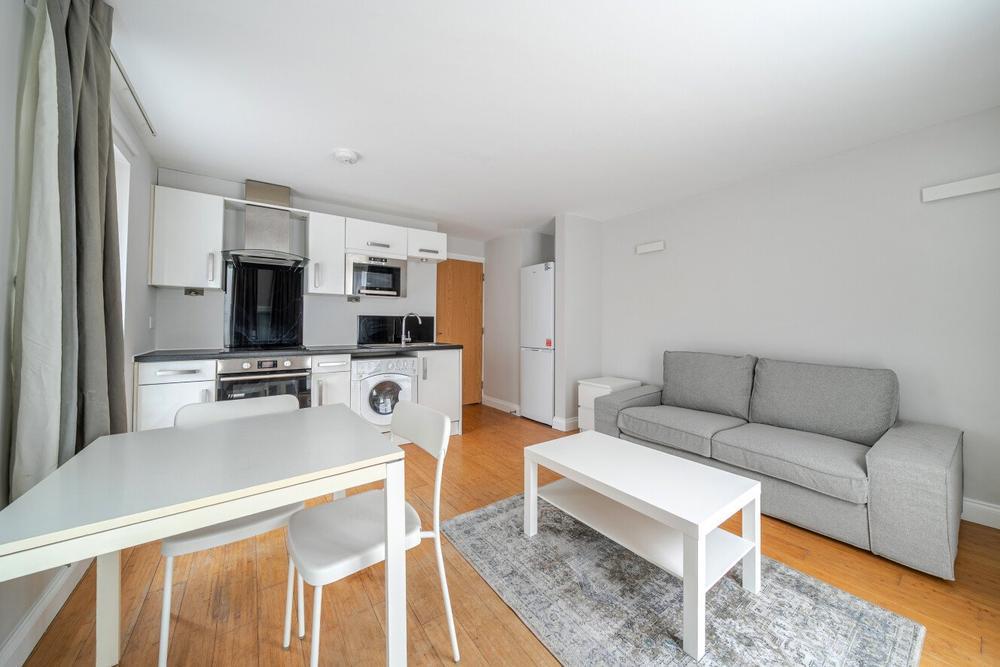 Flat Sloane Avenue in Greater London