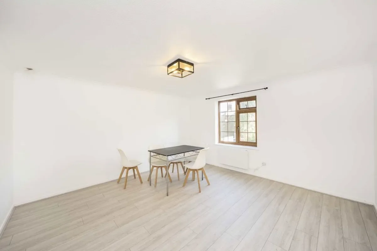 Flat Sunnyhill Road in Greater London