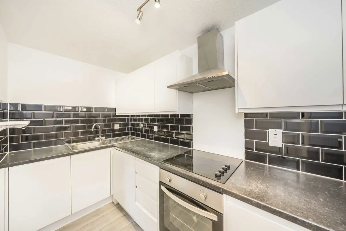 Flat Sunnyhill Road in Greater London