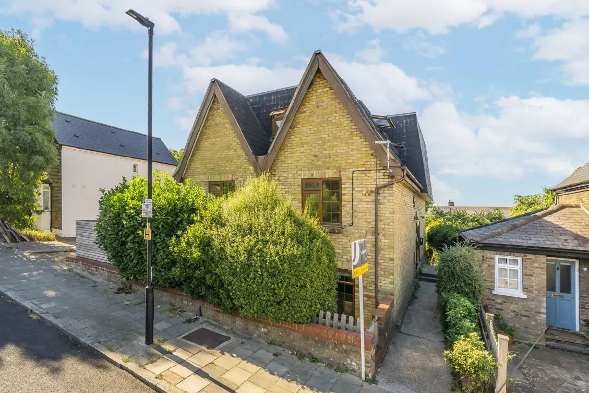 Flat Sunnyhill Road in Greater London