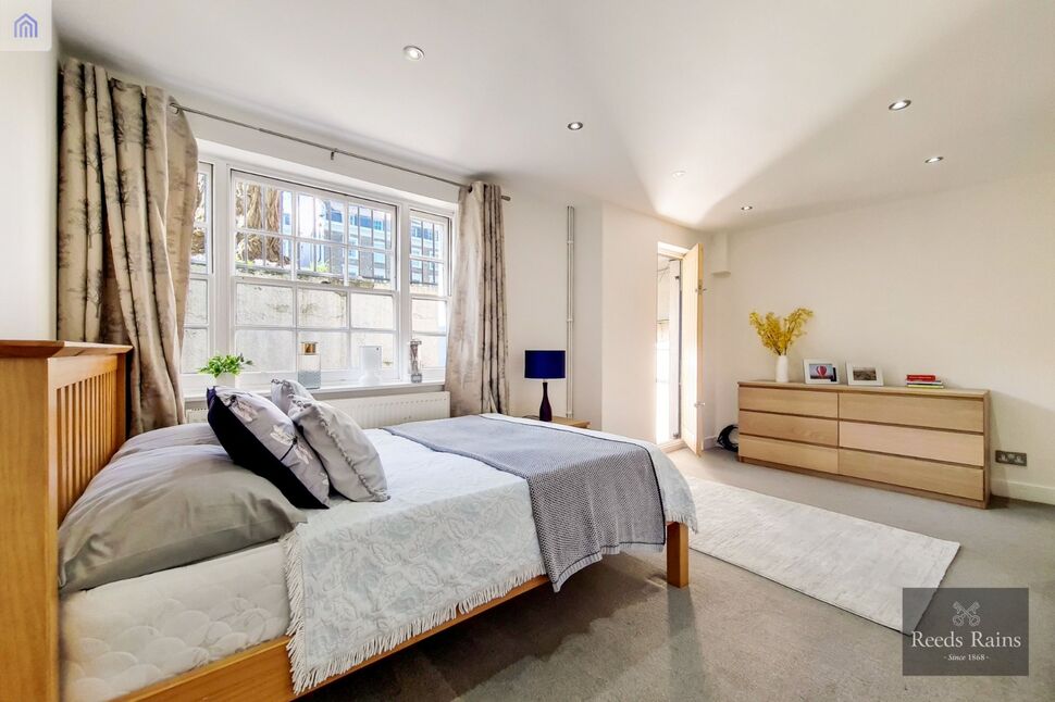 Flat Melbourne Square in Greater London