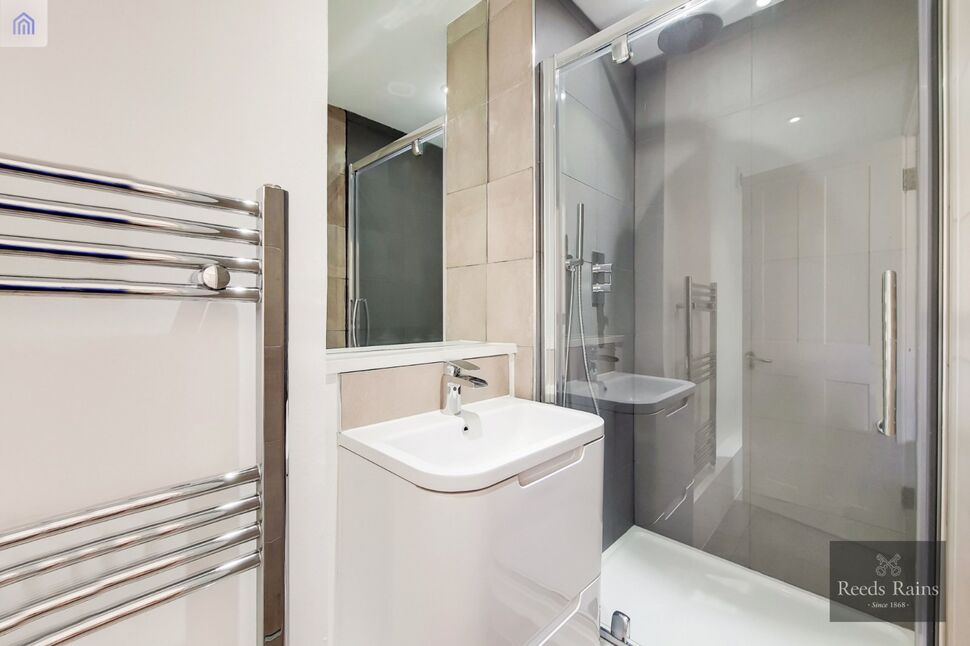 Flat Melbourne Square in Greater London
