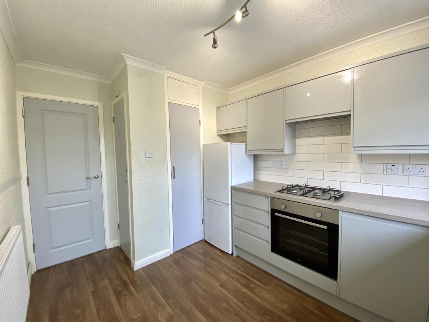 Flat Raeburn Road in Greater London