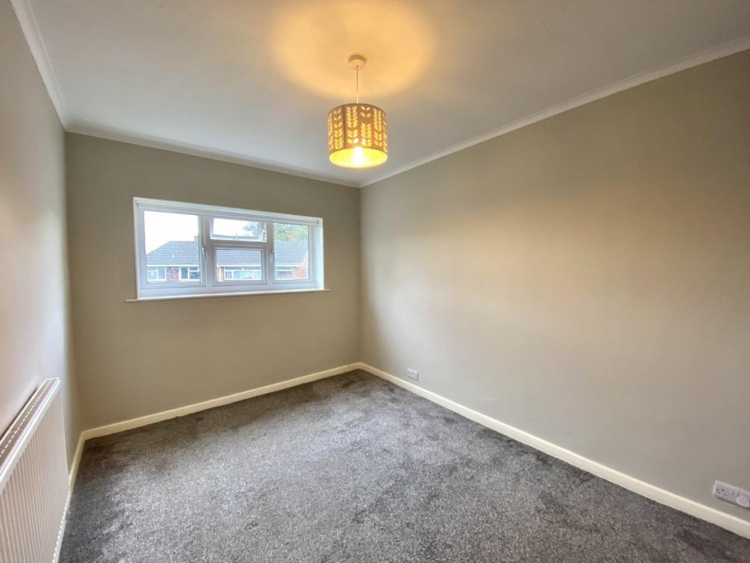 Flat Raeburn Road in Greater London