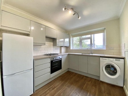 Flat Raeburn Road in Greater London