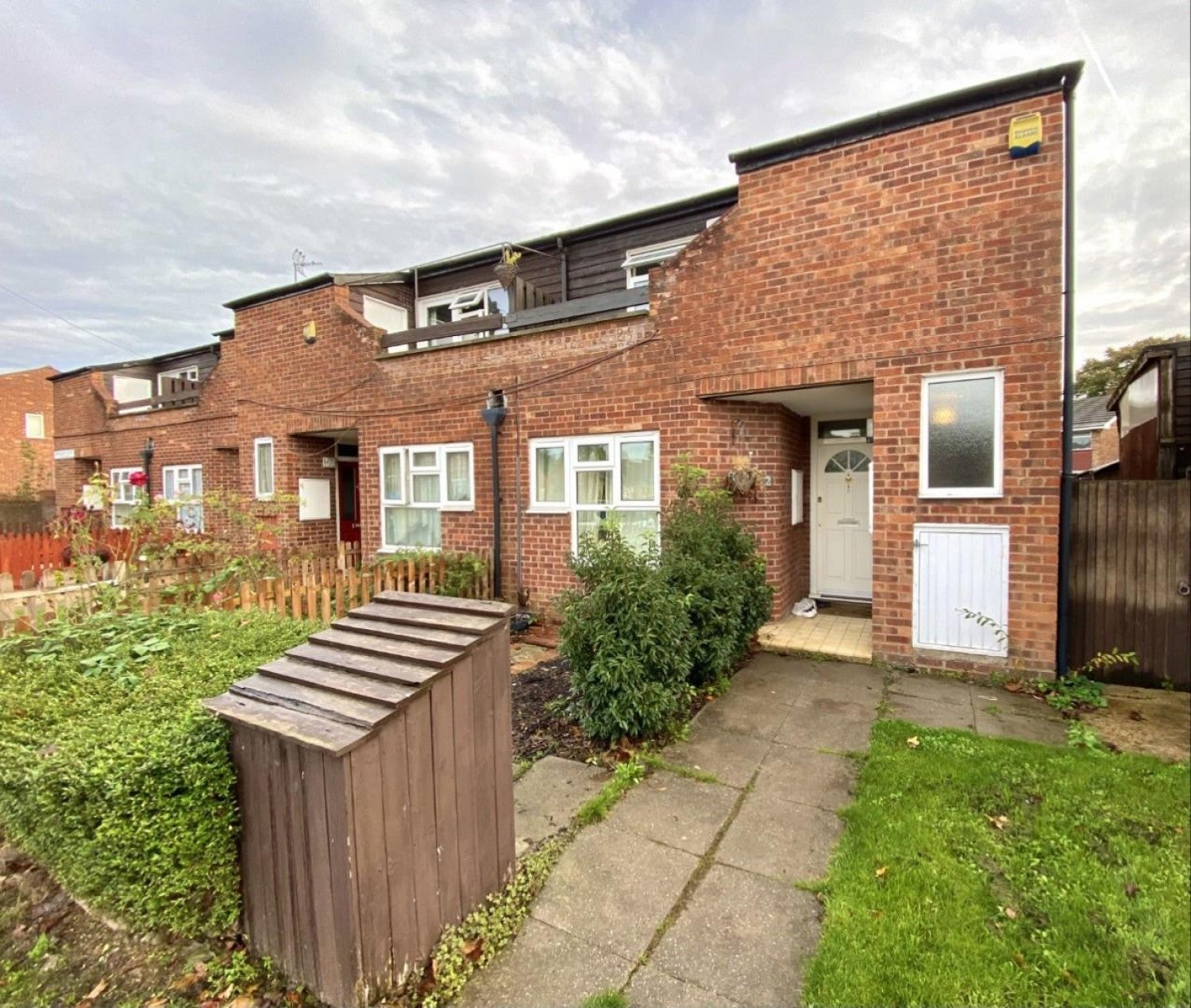 Flat Raeburn Road in Greater London