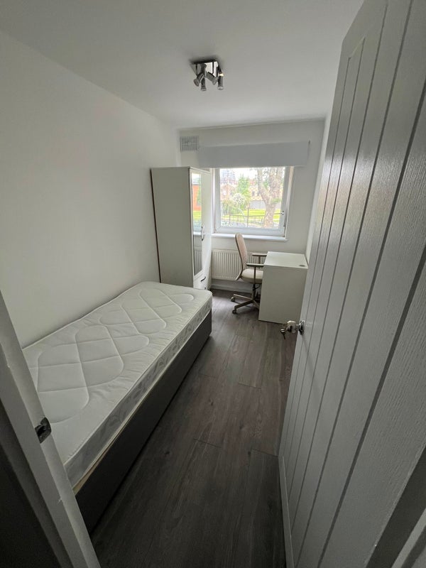 Room Patrick Connolly Gardens in Greater London