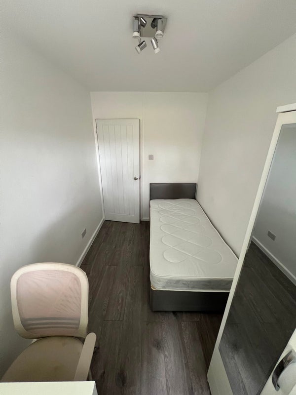 Room Patrick Connolly Gardens in Greater London