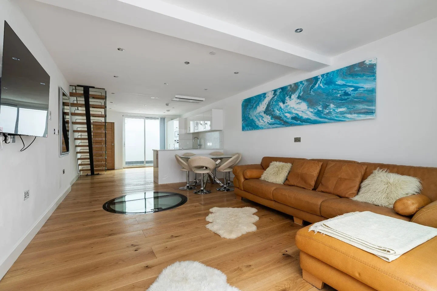 Room St. Peter's Street in Greater London