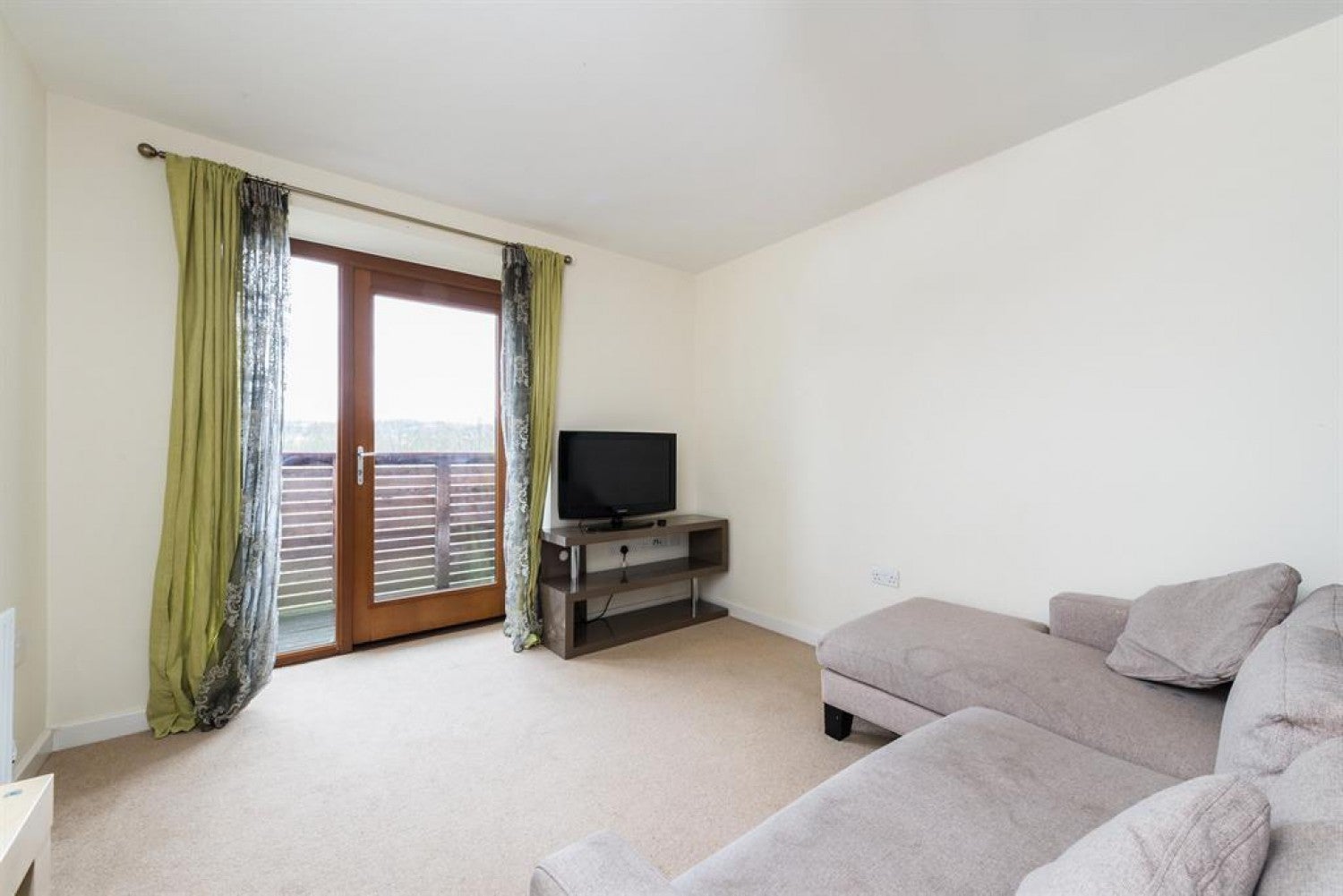 Flat Beeton Way in Greater London