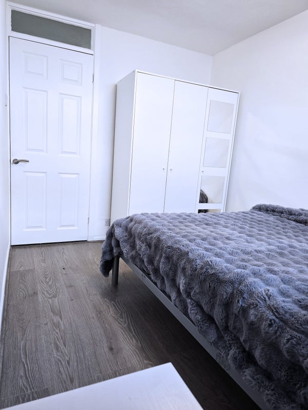 Room St. Govan's Close in Royal Leamington Spa
