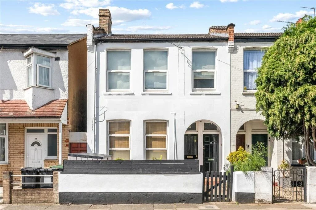 Flat Grainger Road in Greater London