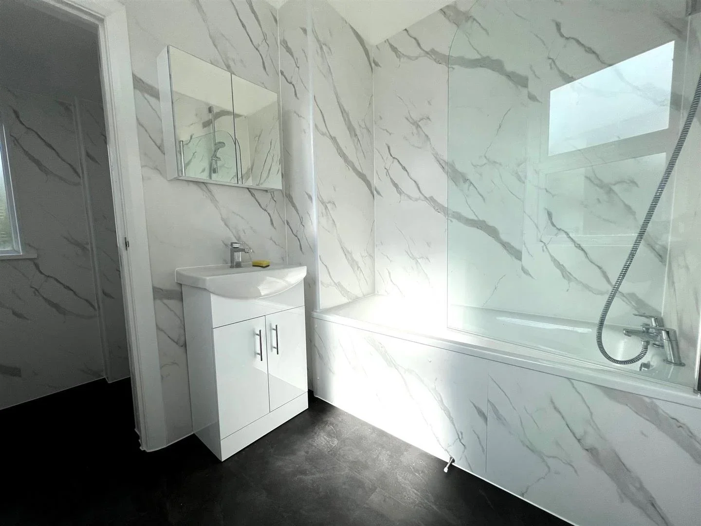 Flat Grainger Road in Greater London