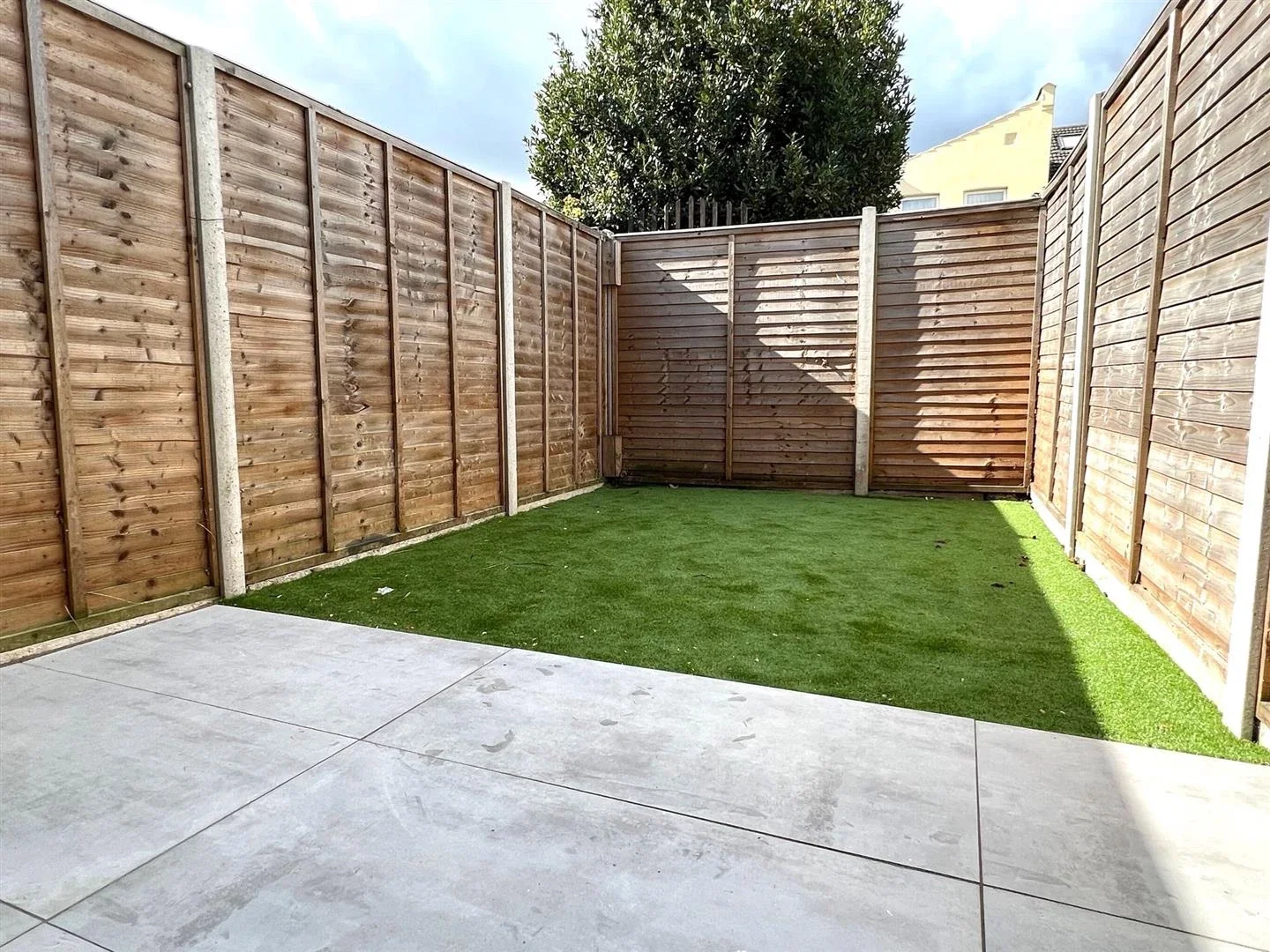 Flat Grainger Road in Greater London