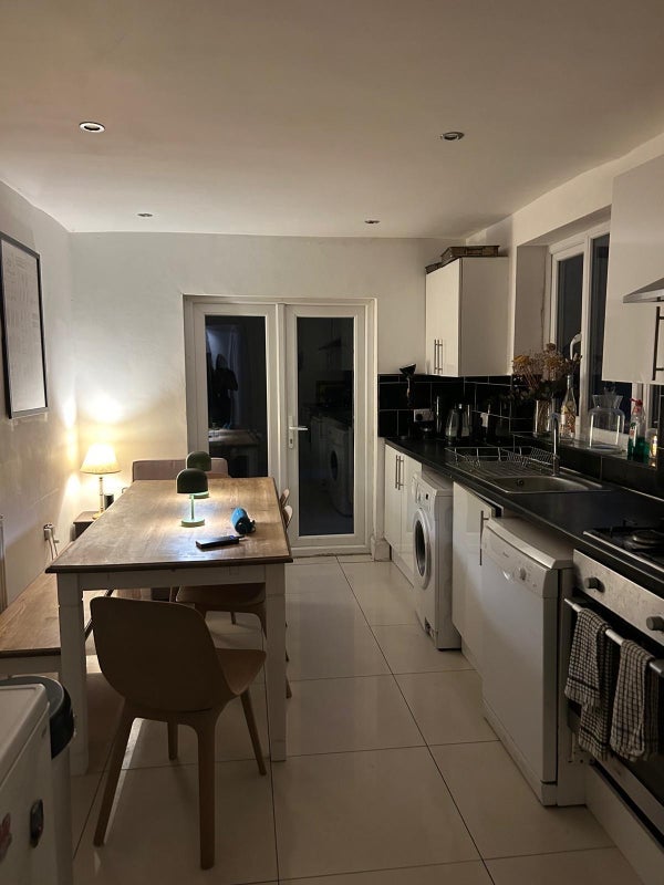 Room Glenarm Road in Greater London