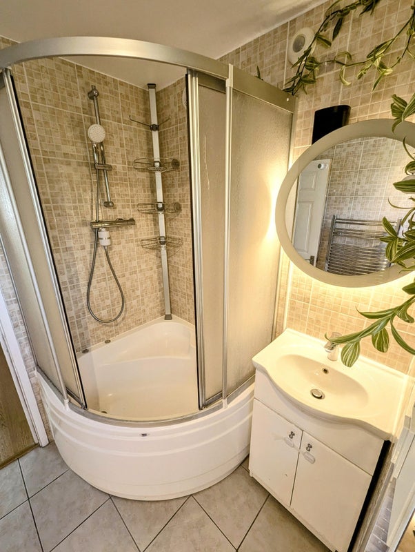 Room Gladding Road in Greater London