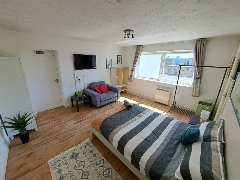 Flat Fishguard Way in Greater London