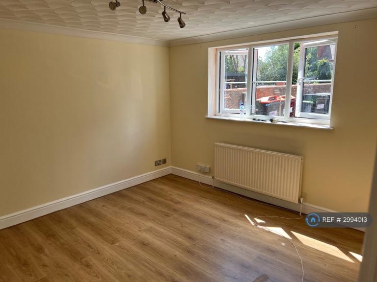 Flat Hurst Grove in Bedford