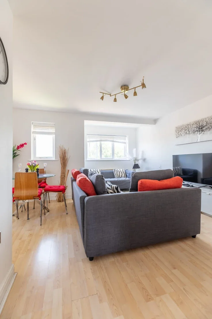 Flat Churchill Court in Greater London