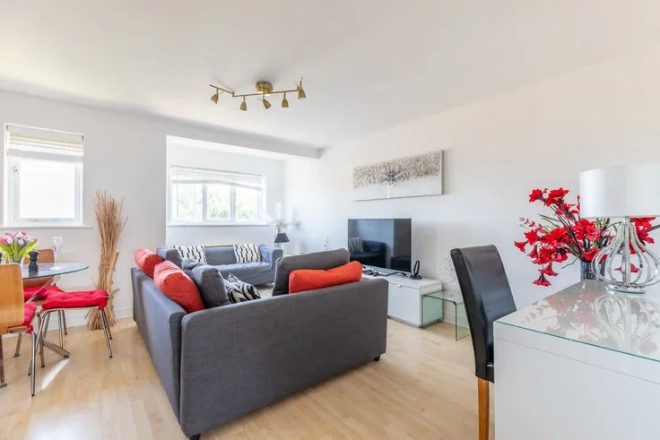 Flat Churchill Court in Greater London