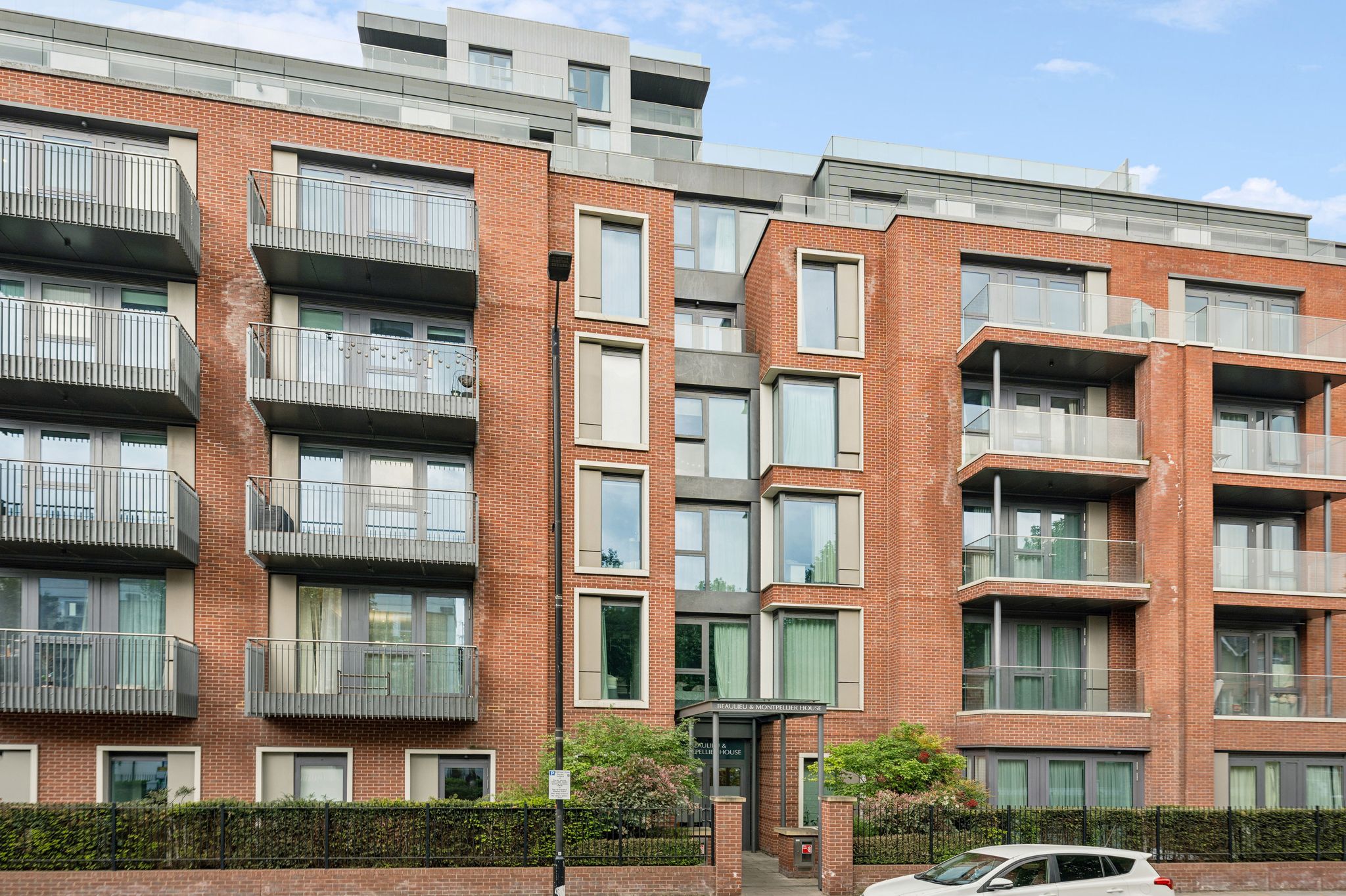 Flat Glenthorne Road in Greater London