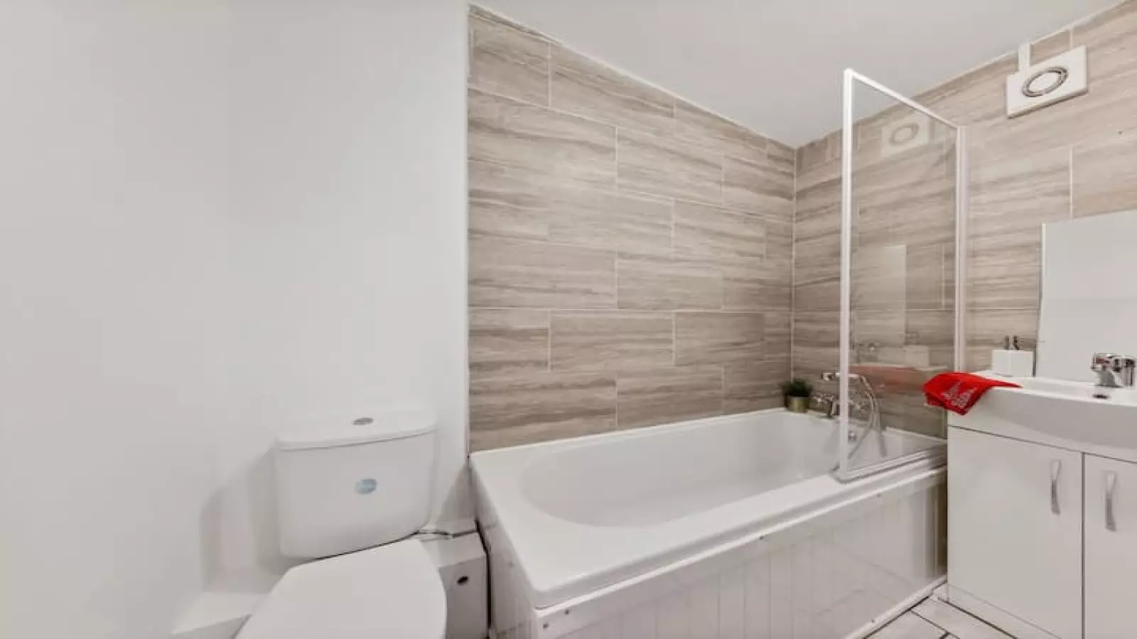 Flat Meath Road in Greater London