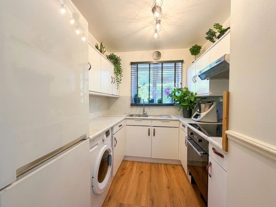 Flat Kingdom Way in Greater London