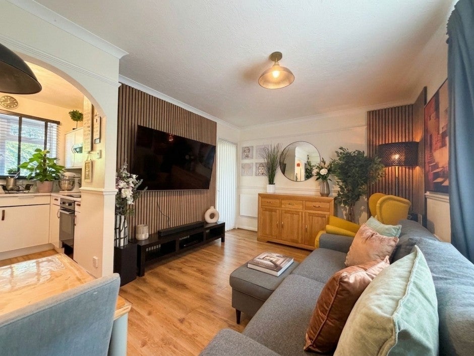 Flat Kingdom Way in Greater London