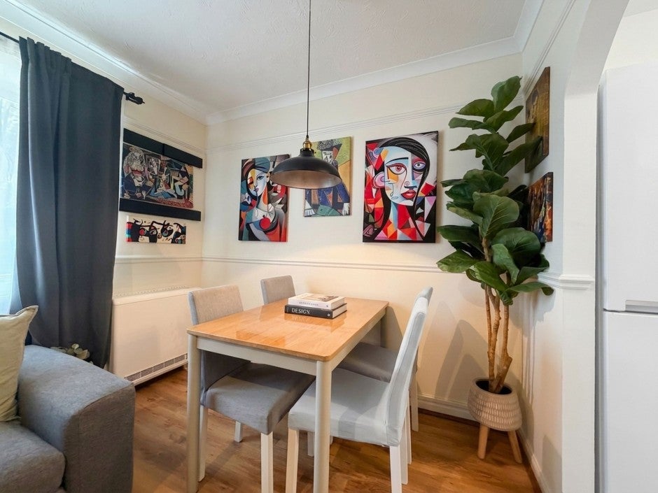 Flat Kingdom Way in Greater London