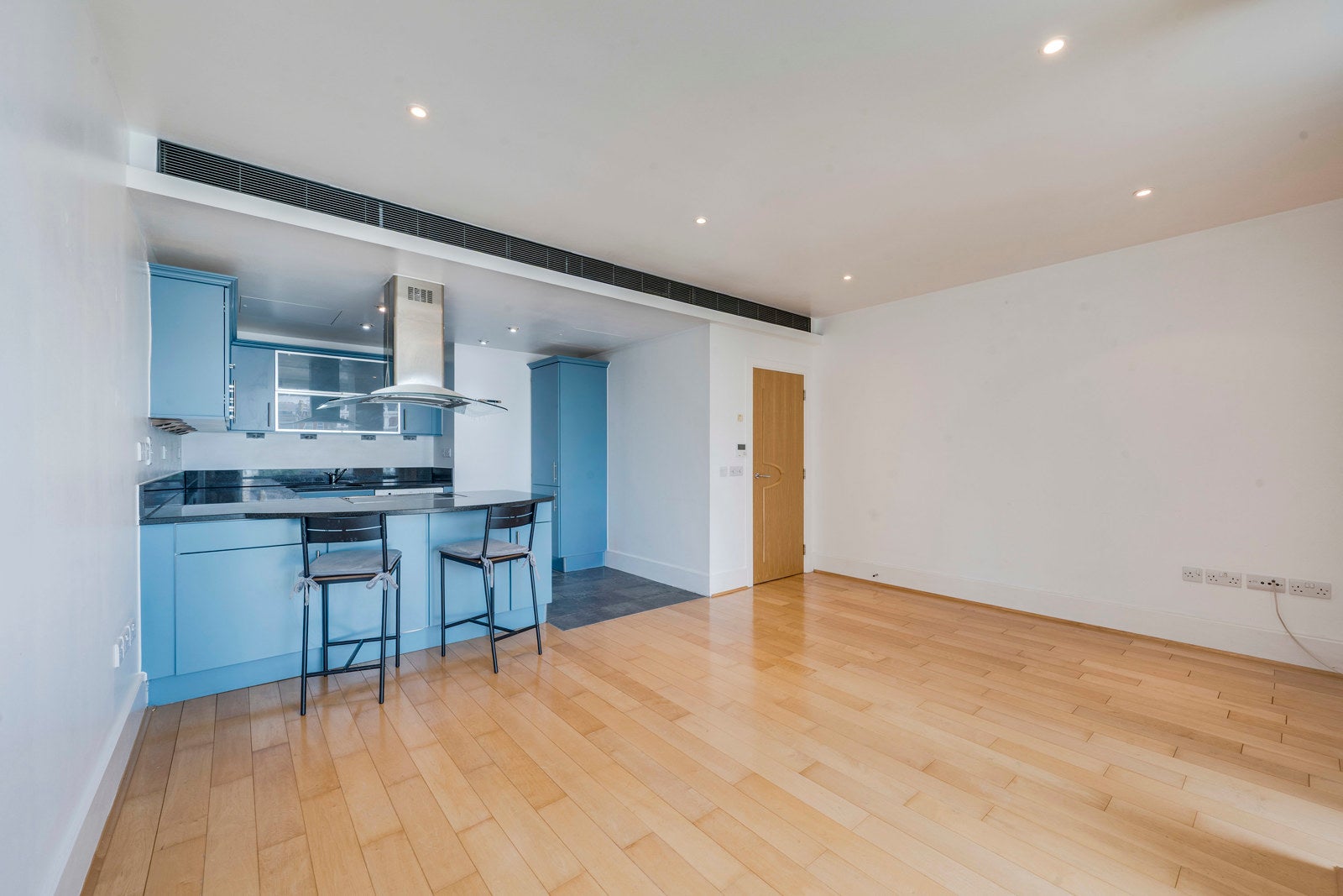 Flat Brewhouse Lane in Greater London