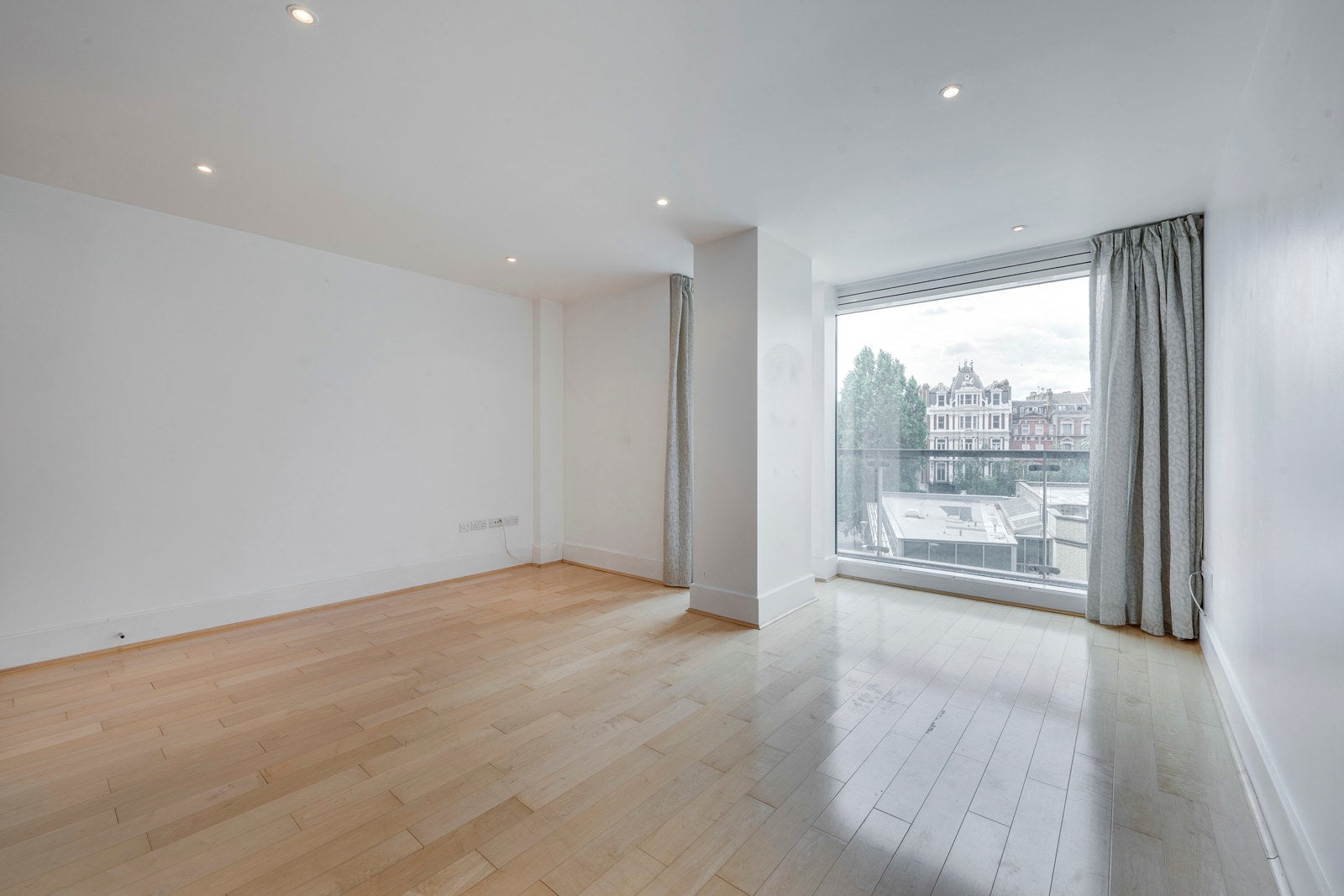Flat Brewhouse Lane in Greater London