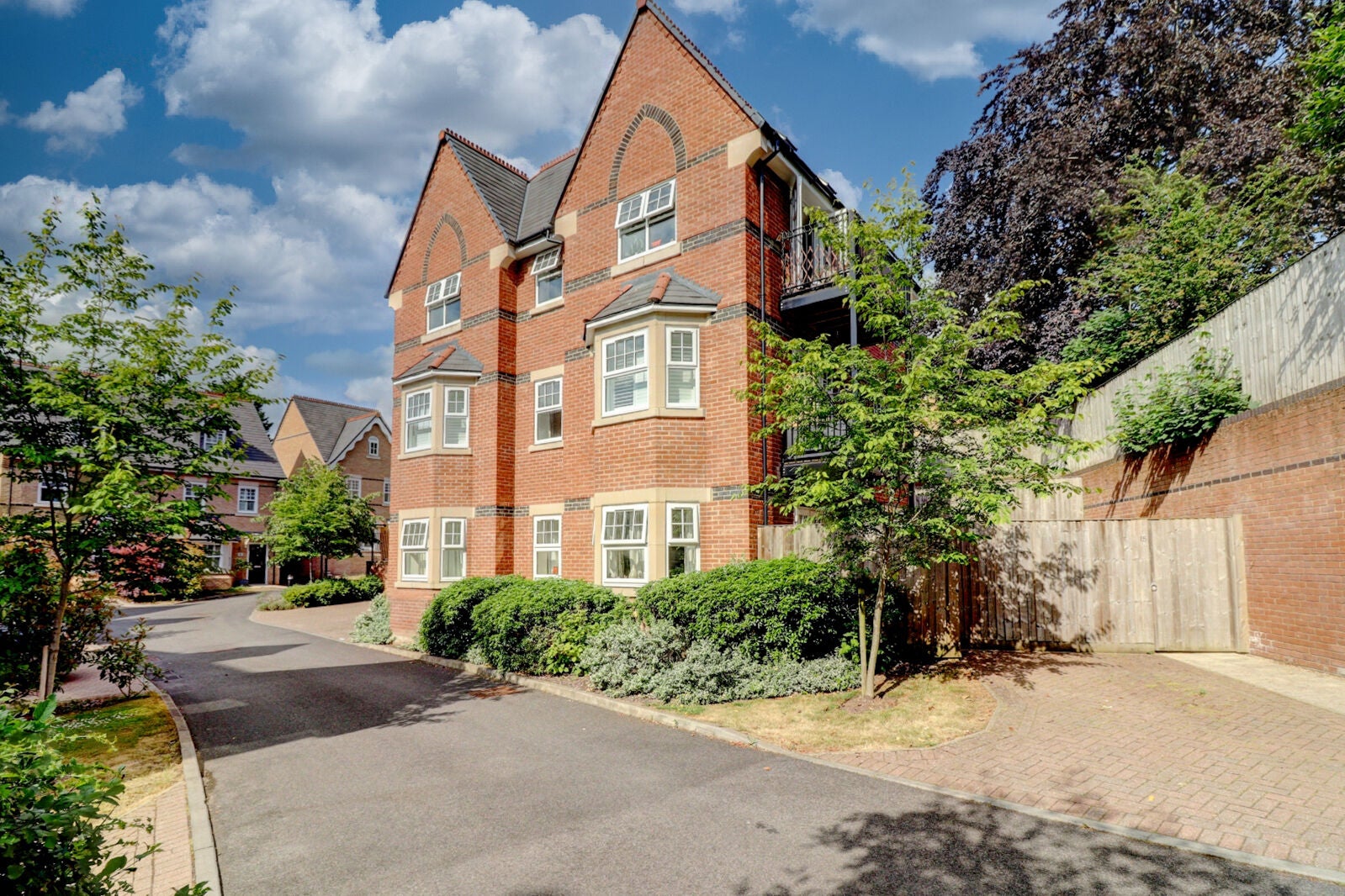 Flat Temple End in High Wycombe