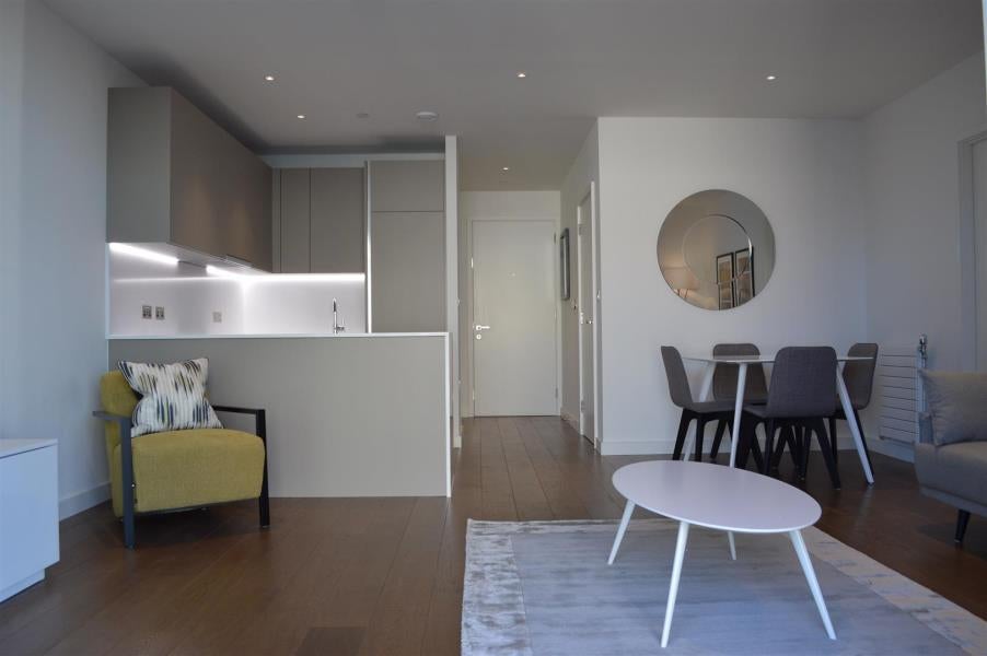 Flat Elvin Gardens in London