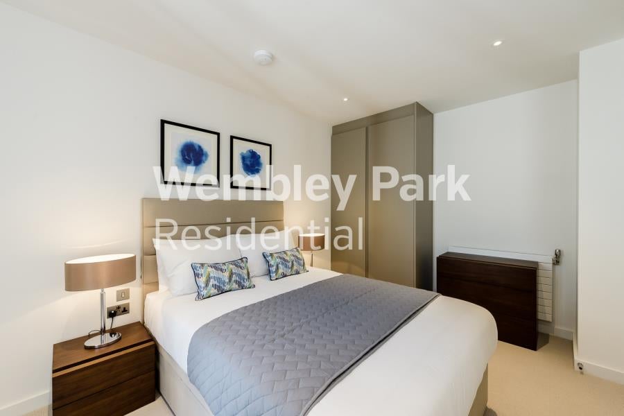 Flat Elvin Gardens in London