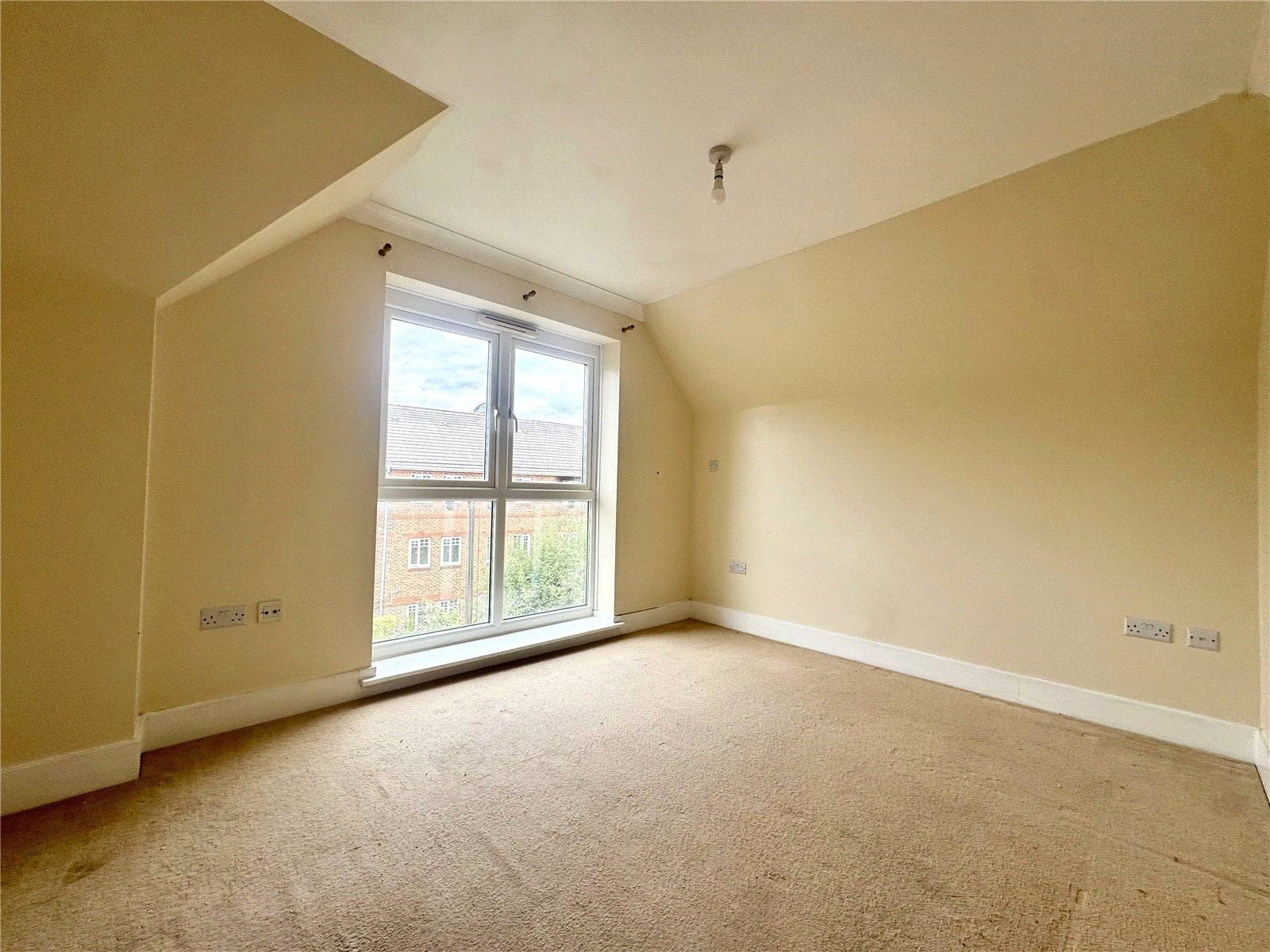 Flat York Road in Woking