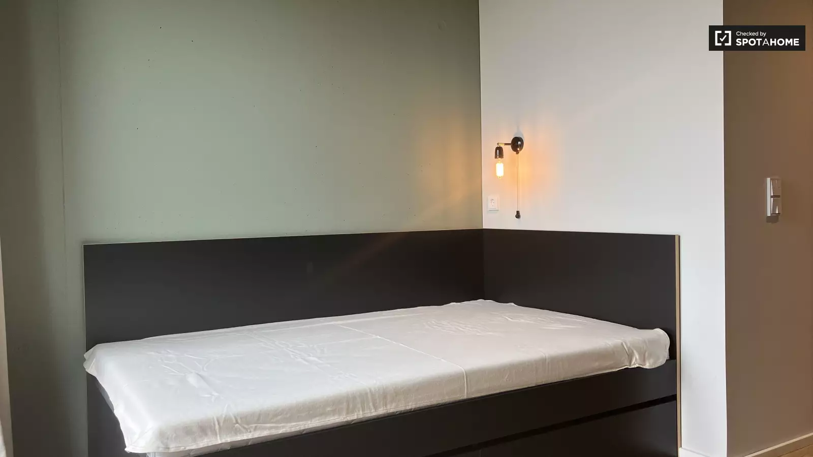 Zimmer Anna-Seghers-Straße in Berlin