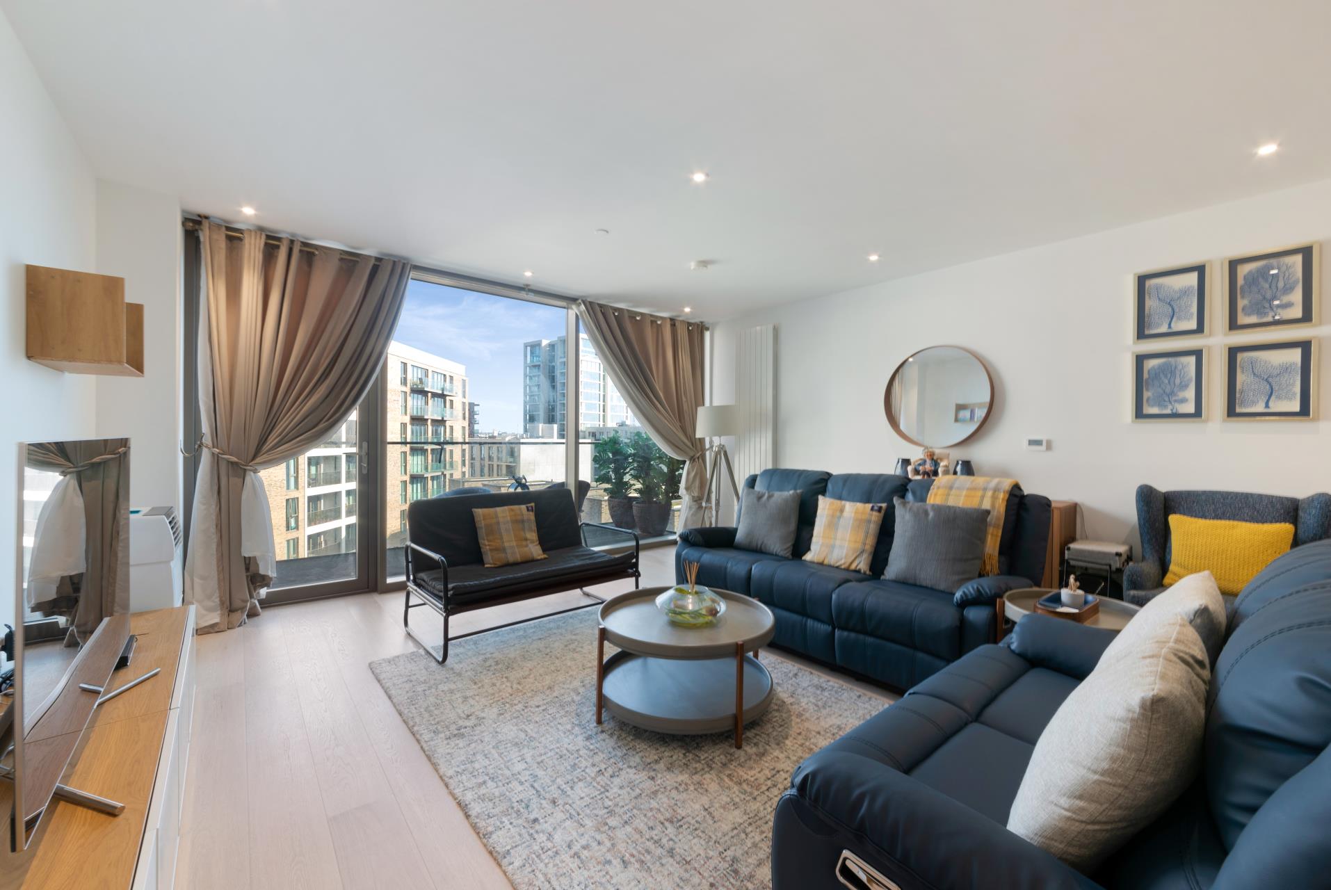 Flat Royal Crest Avenue in Greater London
