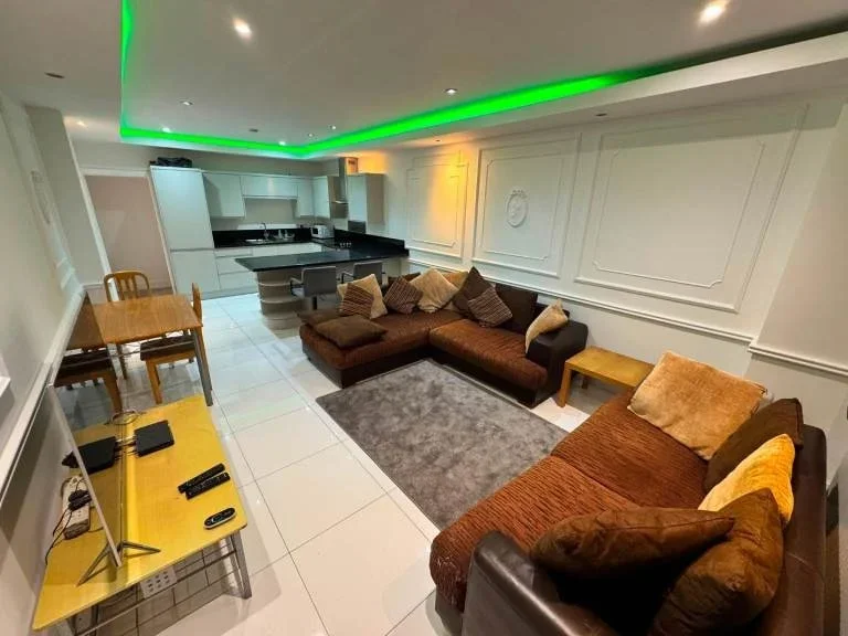 Flat Atherton Road in Greater London