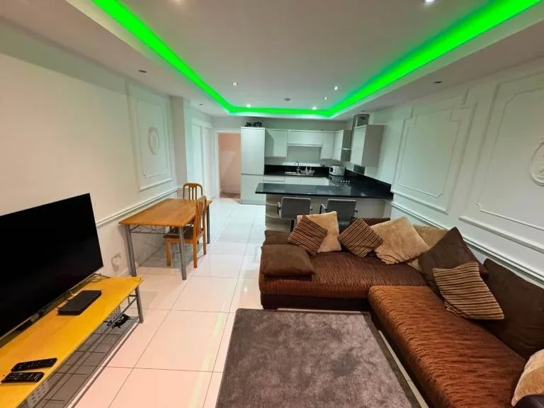 Flat Atherton Road in Greater London