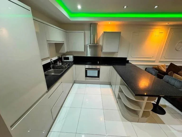 Flat Atherton Road in Greater London