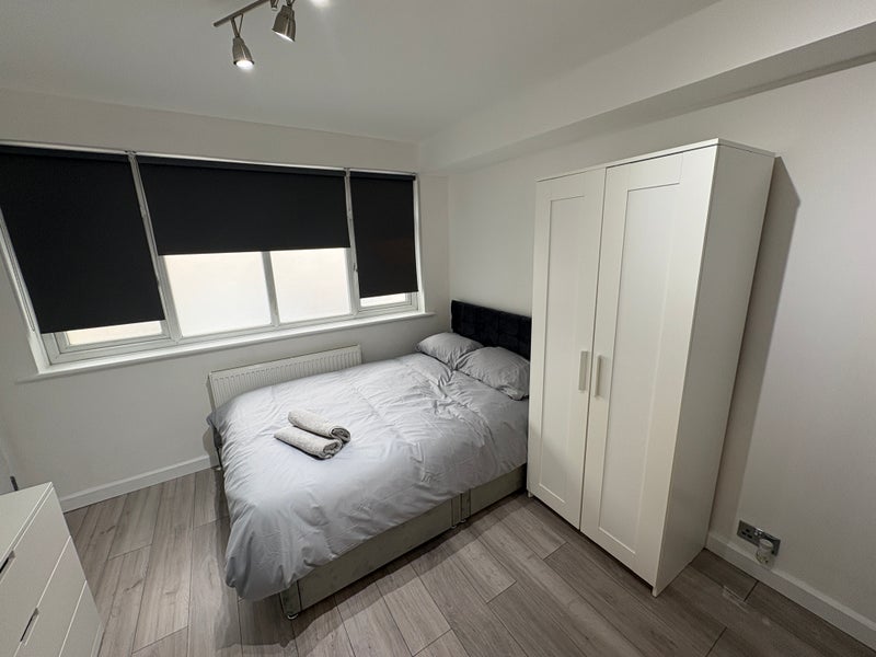 Flat Kynaston Avenue in Greater London
