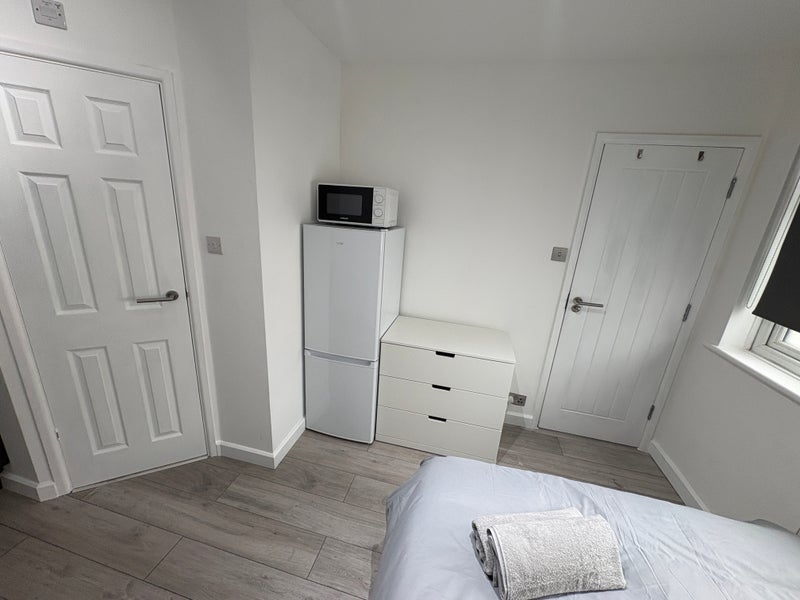 Flat Kynaston Avenue in Greater London